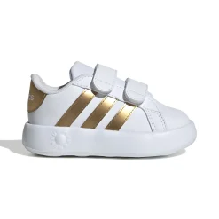 Scarpe infant realizzate in parte con materiali riciclati.