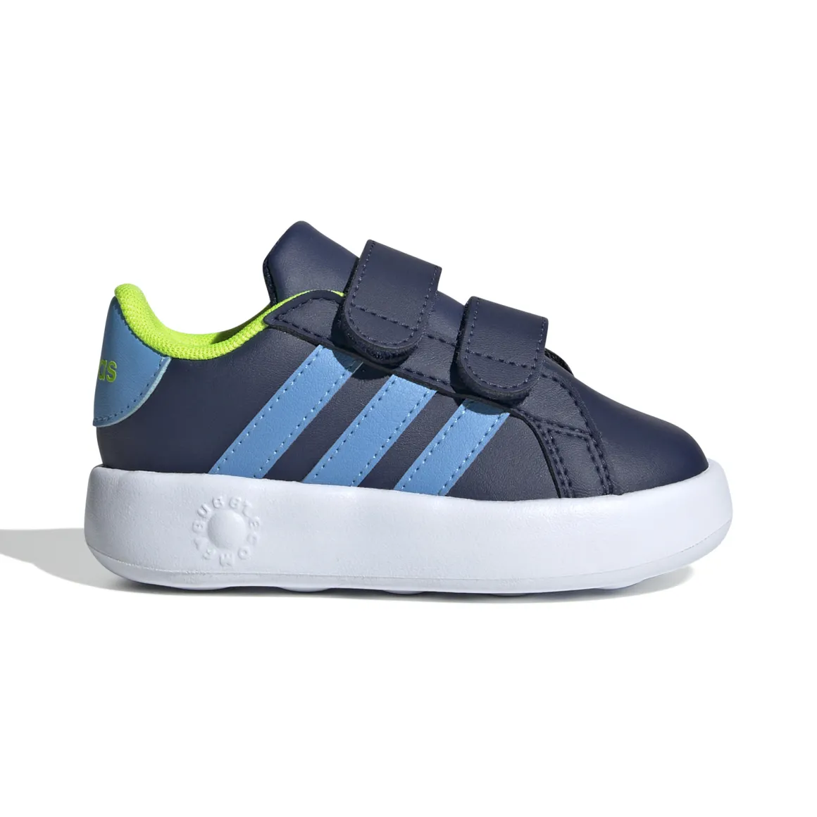 Scarpe infant realizzate in parte con materiali riciclati.