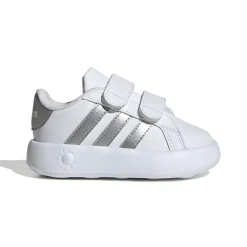 Scarpe infant realizzate in parte con materiali riciclati.