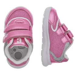 Sneaker con suola leggera e doppio strappo